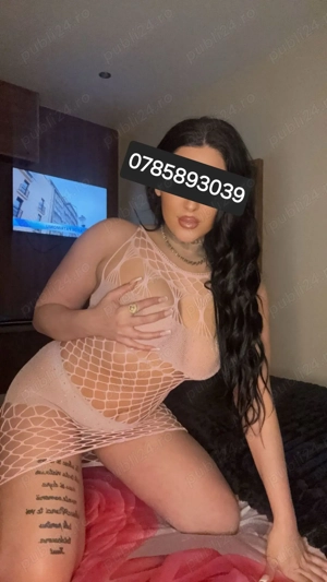 Party with a sexy brunette  Doar deplasări    - imagine 3