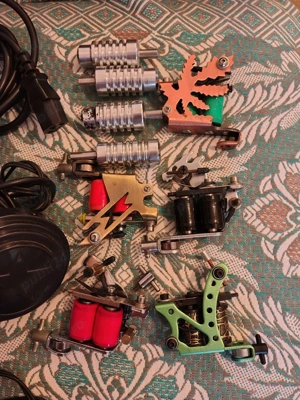 Kit pt tatuat - sursă Eikon EMS400 + 5 mașini de tatuat + accesorii