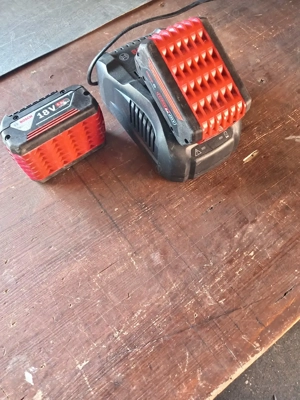 incarcator Bosch profesionalcu 2 baterii 18 V de 3.0si 4.0Ah