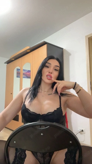 Fac si deplasari!Bruneta siliconata,piercing intim!Party girl!