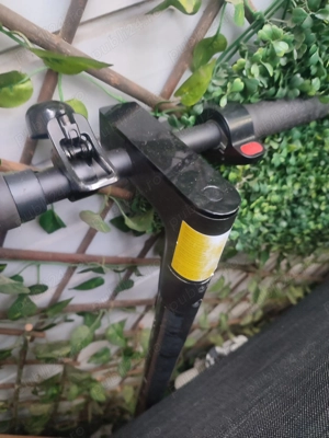 Vind 2 trotinete electrice 