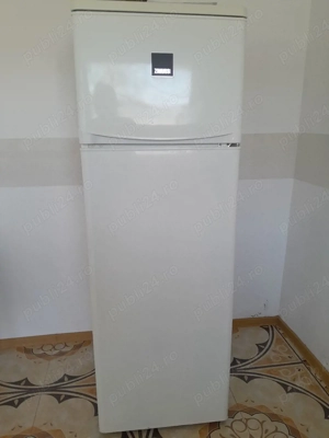 Frigider cu două uși. 