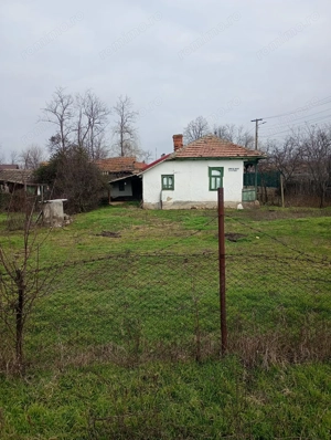 De vânzare! Lot cu casa demolabilă 