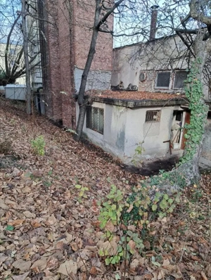 Vand spațiu cu destinație de magazie