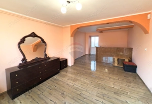 Casă / Vilă cu 8 camere de vânzare în zonă centrală - Urlati - imagine 2