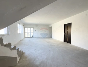 Casă / Vilă cu 8 camere de vânzare în zonă centrală - Urlati - imagine 5