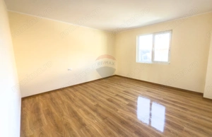 Casă / Vilă cu 8 camere de vânzare în zonă centrală - Urlati - imagine 9