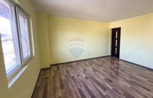Casă / Vilă cu 8 camere de vânzare în zonă centrală - Urlati - imagine 18