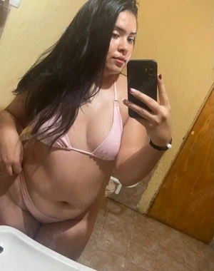 Bruneta sexy și independenta ador sărutările jos 