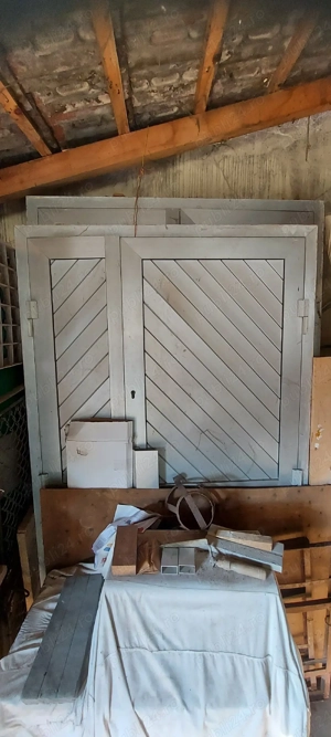 Uși duble cu obloane (de aluminiu). 