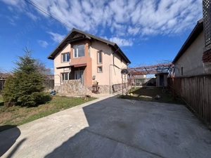 Vând o casă modernă suprafata de 140 mp utili, 4 dormitoare, teren generos de 459 mp, la 10 km de CT