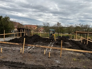 Închiriez miniexcavator cu operator