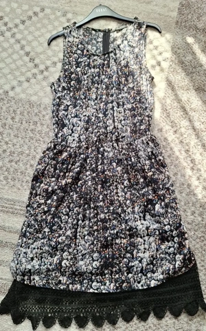 Rochiță neagră elegantă cu imprimeu floral discret marime M