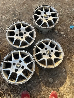 Vând jante de Chevrolet pe 15