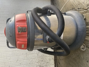 Vând aspirator aspiră atât umed și uscat 