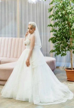 Vând Rochie de Mireasă, o piesă superbă, fără nici un defect.