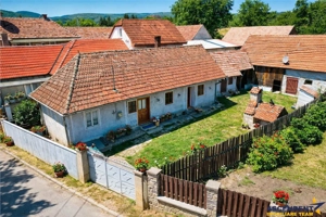 Casa traditionala din lemn, cu sura din piatra, Arcus, Covasna.