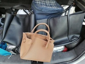 Donez un sac de haine și trei poșete 