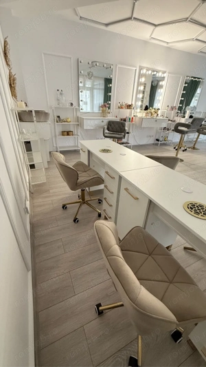 Inchiriez masa manichiura in salon 