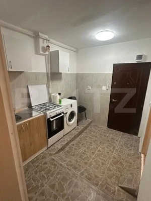 Garsoniera cu baie proprie, 24 mp, etaj 2, centrala, mobilata, utilata - Brasov