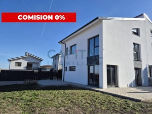 Case cu arhitectura nordica, garaj, panouri fotovoltaice, central Dezmir