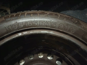 Una geantă cu anvelopă 