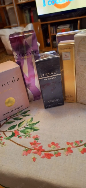 vand parfumuri Franta originale.Vand un calut de lemn pretios.