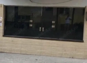 Vând vitrină de sticlă tip servire la geam