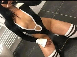 bruneta noua te astept la mine