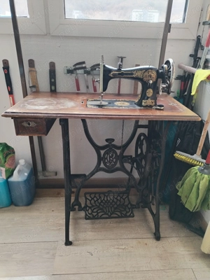 Mașină de cusut Singer vechi 