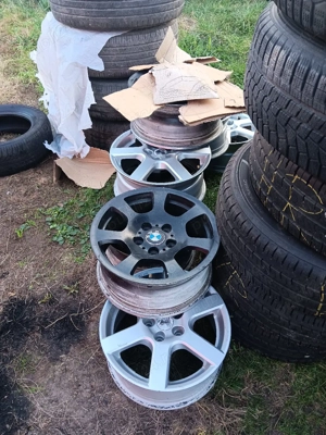 ce se vede in poze multe genți de aluminiu si remorci transport caii - imagine 5