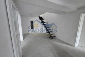 Vila Tătărani - 280 mp utili - 500 mp Teren - 8 Camere + 4 Băi - imagine 9