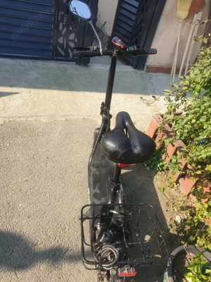 Vând trotineta electrica cu scaun si cosulet