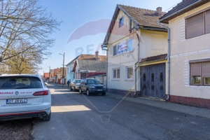 Refugiu în inima Transilvaniei – Casă săsească cu 5 camere în Rupea - imagine 2