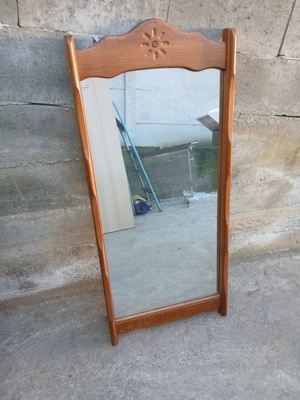 Oglinda veche cu rama din lemn masiv