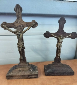 Donez două crucifixuri de lemn