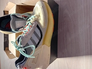 Vând adidași 500 de lei fiecare pereche sunt uni noi iar alți în stare foarte bună 