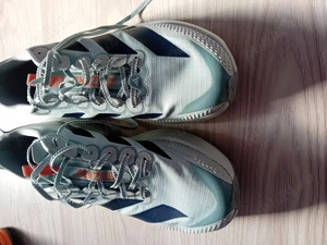 Adidași de vânzare la un preț bun