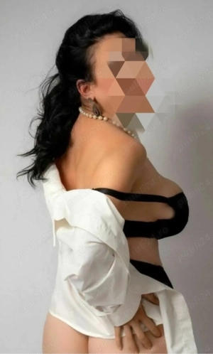 Doamna matura discreta