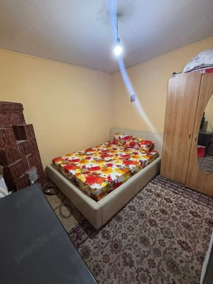 închiriez camera la curte