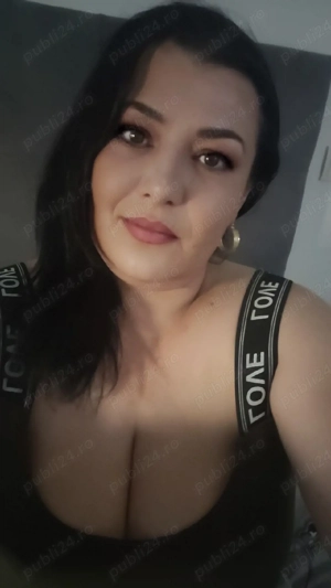 Adelina bruneta cu forme la mine sau la tine