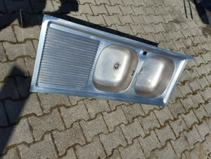 Vand chiuvetă inox cu doua cuve si scurgator si o baterie cu robineti inox gama Delinia II S 