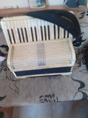 vind acordeon hohner cu 80 de basi  