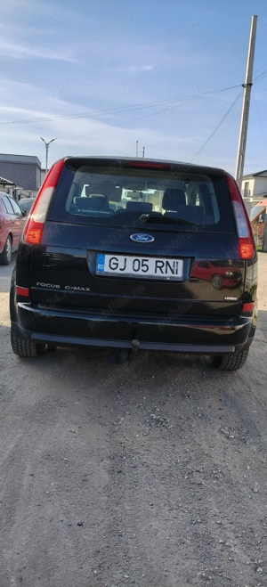 Inchiriez Ford C-max