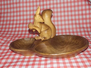 Platou pentru nuci, alune cu sculptura veverita suvenir Padurea Neagra