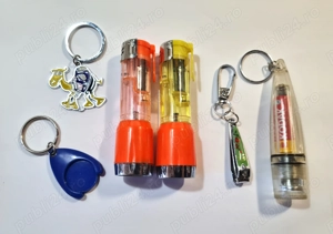 2 brichete + 4 brelocuri (lanterna, unghiera etc)