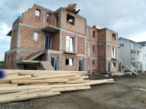 Echipa construcții, fierari, dulgheri, zidari. 