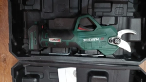 Foarfecă pentru crengi, cu acumulator