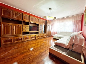 	Apartament cu 2 camere decomandat, la etajul 1, in Piata Centrala.