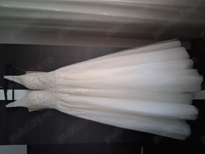 Vând rochie de mireasă elegantă, purtată o singură dată în ziua nunții. Rochia este în stare foarte 